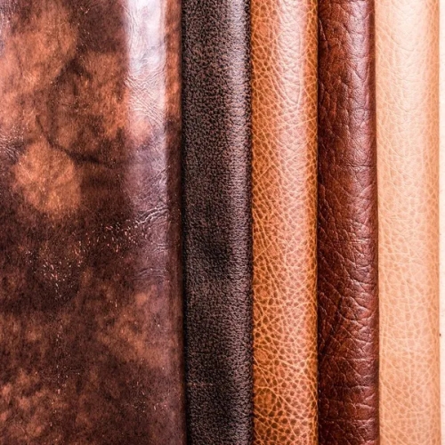 ม้วนหนังเทียมและหนังแท้หลายชนิด ที่มีคุณสมบัติกันน้ำแตกต่างกัน