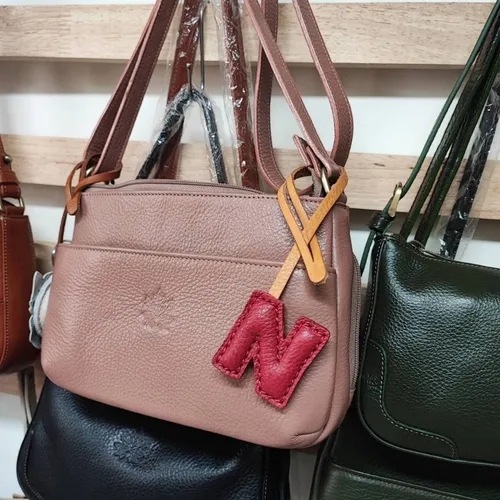 ที่ห้อยกระเป๋า N หนังแท้สีน้ำตาลเข้ม แขวนอยู่บนหูกระเป๋าถือของผู้หญิง - 02