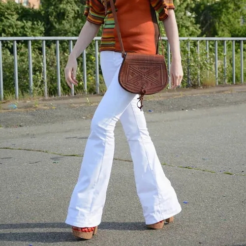 หญิงสาวสะพายกระเป๋าข้างเดียว พฤติกรรมที่อาจนำไปสู่ปัญหาไหล่เบี้ยว