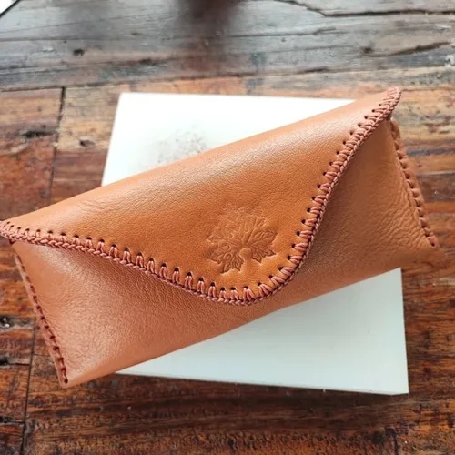 ซองแว่นตาหนังแท้สีน้ำตาล ทำจากหนังฟอกฝาดอิตาลี สามารถร้อยเข็มขัดได้ วางบนพื้นหลังสีขาว - 07