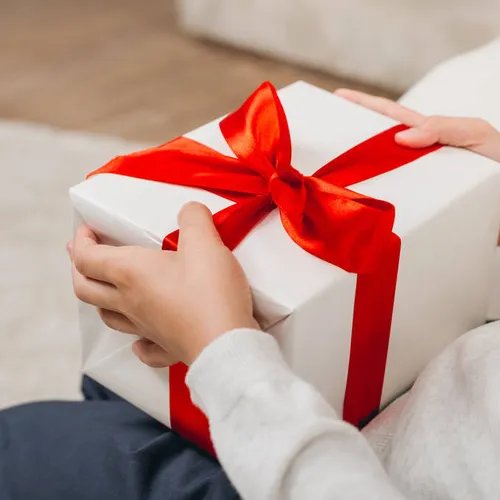 การมอบของขวัญให้ผู้ใหญ่ในวันสงกรานต์