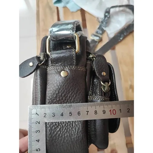 กระเป๋าถือหนังแท้ชามัวส์สีน้ำตาลเข้ม ดีไซน์คลาสสิก พร้อมสายสะพายปรับระดับได้ วางบนพื้นหลังสีขาว - 04