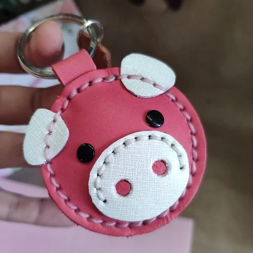 พวงกุญแจหมูหนังแท้เย็บมือ สีน้ำตาลธรรมชาติ ห้อยกระเป๋า - 02