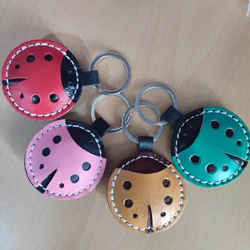 ภาพปกของบทความ แฟชั่นที่คุณถือได้: พวงกุญแจหนังสำหรับผู้หญิง ที่คุณต้องมี