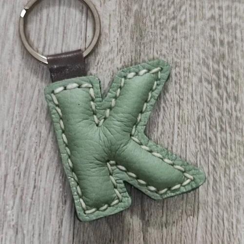 พวงกุญแจตัว K หนังแท้ 100% งานแฮนด์เมดดีไซน์เรียบหรู สีหนังธรรมชาติ - 02