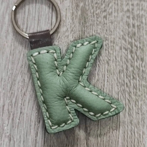 พวงกุญแจตัว K หนังแท้ 100% งานแฮนด์เมดดีไซน์เรียบหรู สีหนังธรรมชาติ - 02