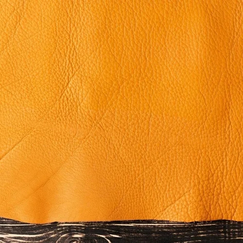 ภาพซูมพื้นผิวหนัง Full Grain สีส้ม โชว์รายละเอียดธรรมชาติ