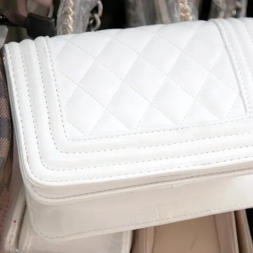 กระเป๋าหนังสีขาวลายควิลท์สวยงาม แสดงรายละเอียดและรอยเย็บ