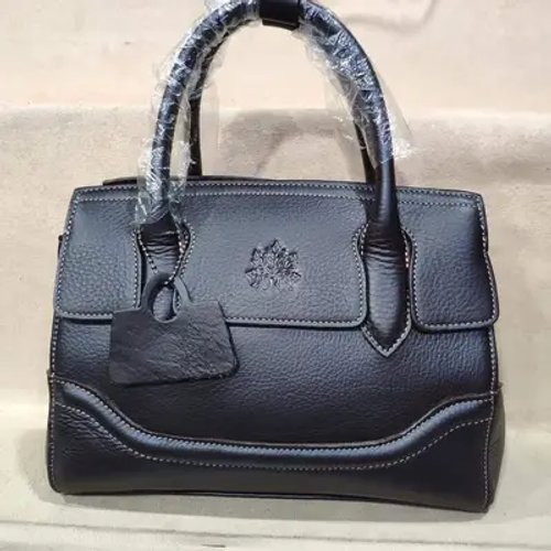 กระเป๋าถือหนังสีดำดีไซน์คลาสสิก ไอเท็มที่ต้องมี