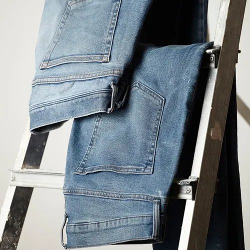 ภาพปกของบทความ ทำไมผู้ชายบางคนถึงเลือกไม่ซักกางเกงยีนส์? ความลับที่คุณอาจยังไม่รู้!