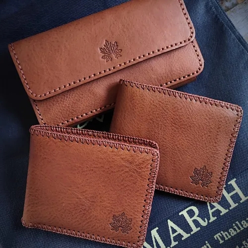 กระเป๋าสตางค์หนัง Full Grain Leather สามใบวางโชว์ความสวยงาม