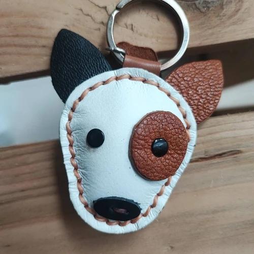 พวงกุญแจสุนัขหนังแท้แฮนด์เมด รูปหมาไทยและบลูเทอเรีย งานฝีมือเย็บประณีตสีน้ำตาลและขาวด่าง - 03