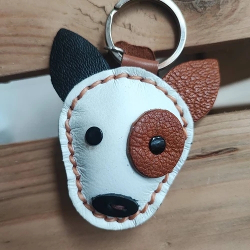 พวงกุญแจสุนัขหนังแท้แฮนด์เมด รูปหมาไทยและบลูเทอเรีย งานฝีมือเย็บประณีตสีน้ำตาลและขาวด่าง - 03