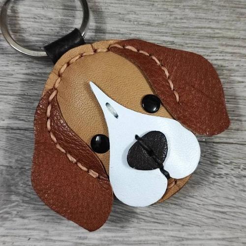 พวงกุญแจบีเกิ้ลหนังแท้สีน้ำตาล-ขาว งานเย็บมือแฮนด์เมด แขวนอยู่กับกุญแจรถ - 04