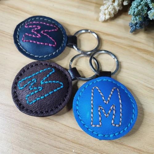 พวงกุญแจตัวอักษรภาษาอังกฤษ ดีไซน์หนังถัก หนังวัวแท้ สีน้ำตาล สำหรับห้อยกุญแจรถและตกแต่งกระเป๋า - 07