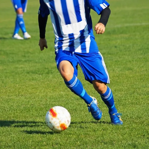 นักฟุตบอลกำลังโชว์ทักษะในสนาม เป็นภาพสะท้อนของความหลงใหลในเกมกีฬา