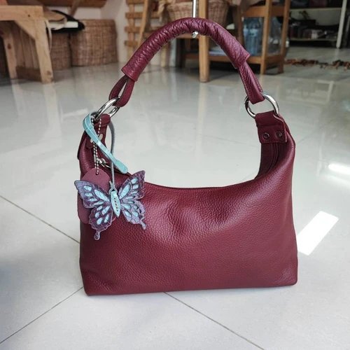 กระเป๋าสะพายข้างหนังแท้สีน้ำตาลทำจากหนังออยล์ ดีไซน์เรียบหรูคลาสสิกพร้อมสายสะพายปรับระดับได้ - 06