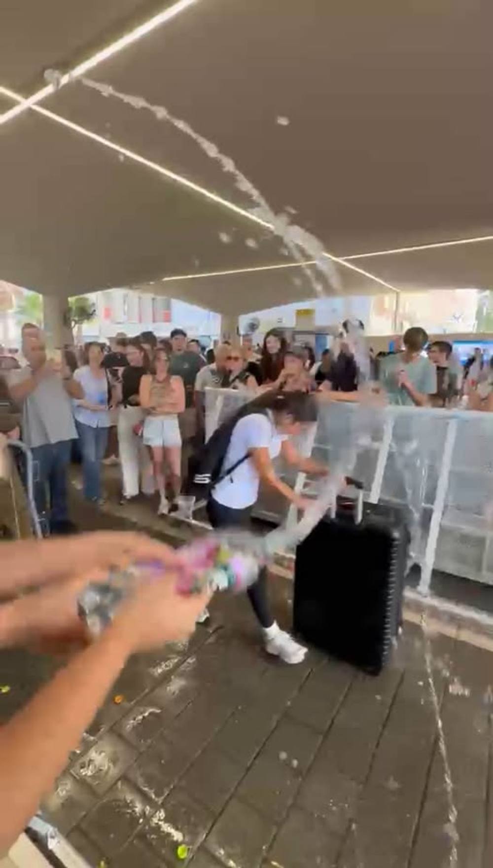 תור ארוך יש בכניסה לבקו״ם, כאילו מחלקים בפנים זהב

משפחות משפחות נכנסנו פנימה, ל