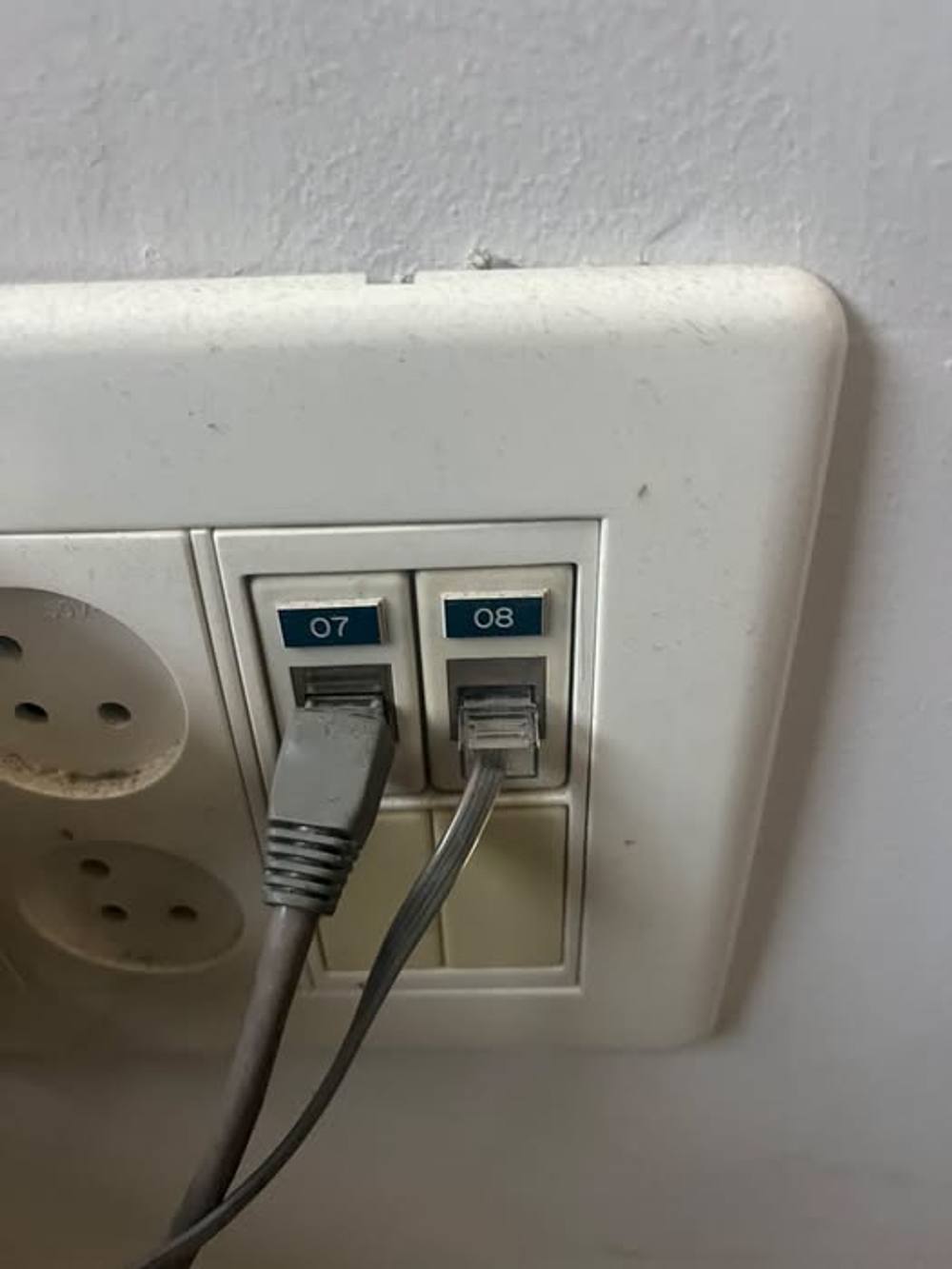 כבר שנה, שמחליפים אצלנו במשרד כמה חלונות, בגלל שהבניין נפגע מטיל איראני וכבר נשב