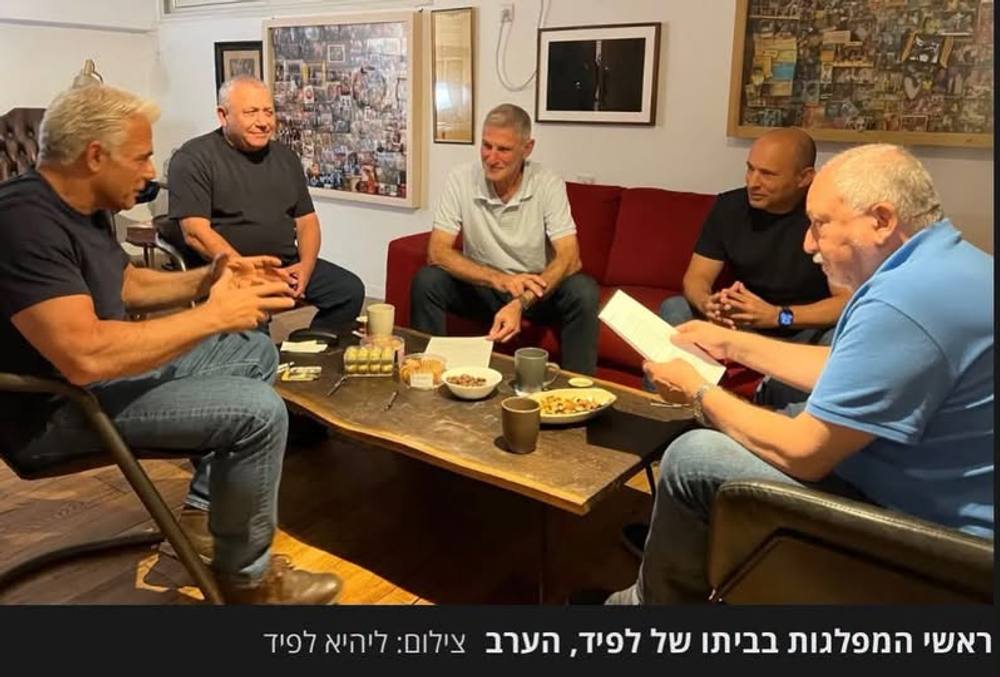 בלי ספר, בלי איפור,
בלי צלם, ריטוש וחשבונית,

בג׳ינס וחולצת טריקו,
כתבנו משהו על