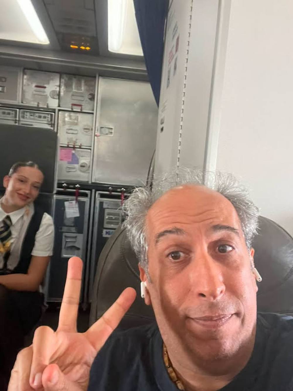 הדייל בדלפק הציע מיוזמתו לשדרג אותנו און-דה-האוס, למושבי הבטיחות, שליד יציאת החי