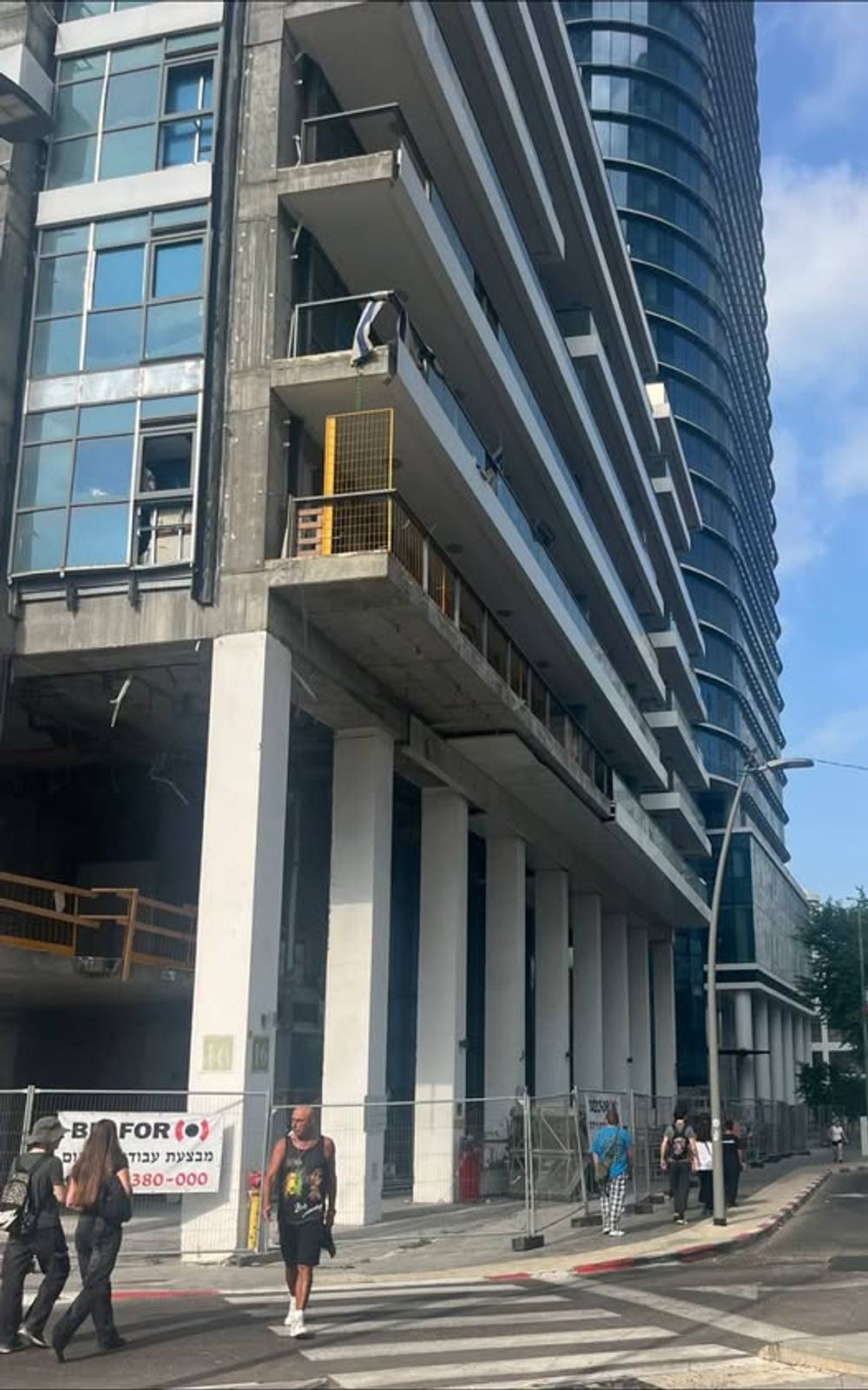 מוקדם על הבוקר, הלכתי לעבודה, ובדרך ראיתי טפטוף של כמה בני-נוער, כולם לבושים טיפ