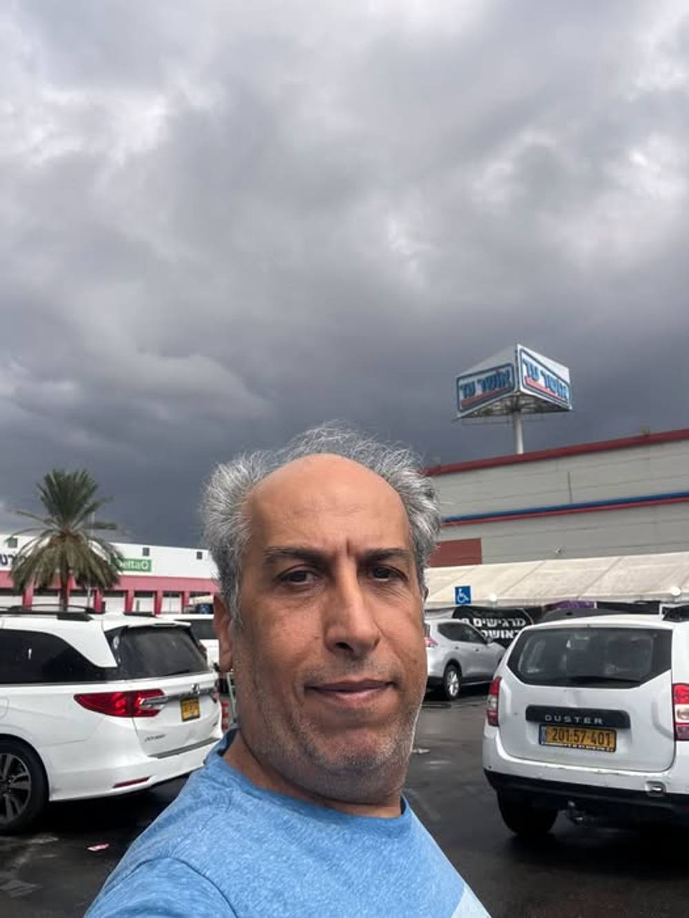 אז שמעתי שבאושר-עד מחלקים אייפון 18, ׳רק׳ ב-3,999 שקל החתיכה

ידעתי שאין שום סיכ