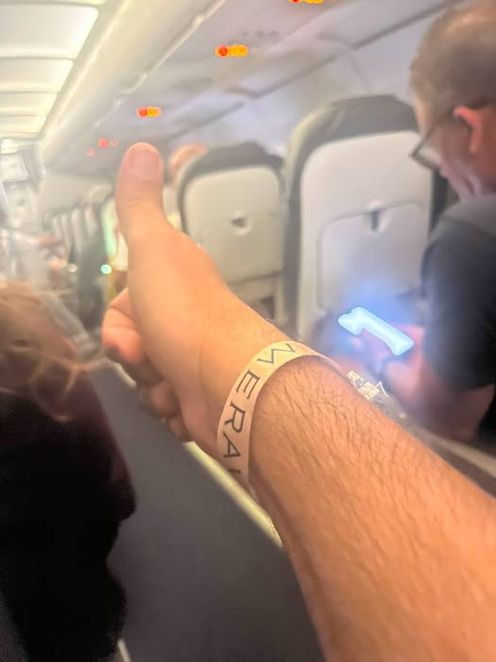 הטיסת חזור בארקיע, התעכבה שוב ושוב המזוודות כבר מזמן היו בבגאז׳, ישבנו כולנו בלו