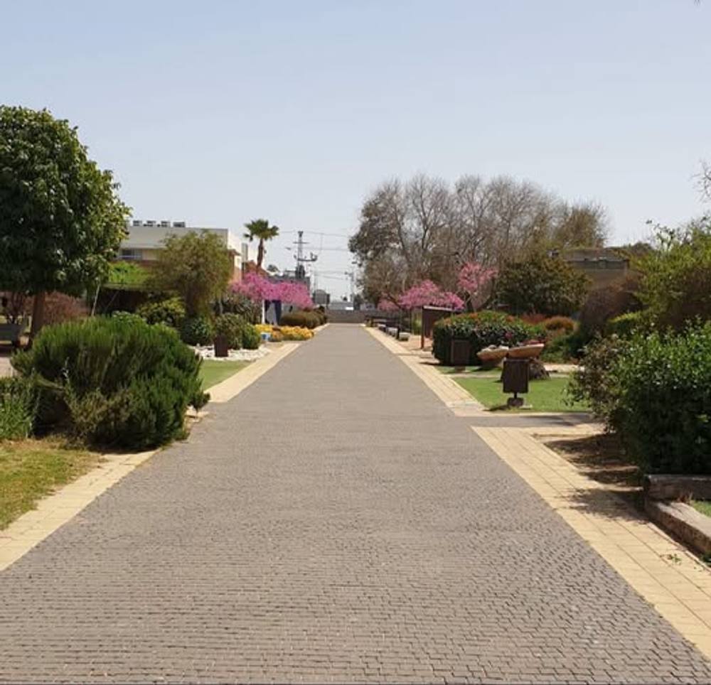 היה לנו באורט, סגן מנהל בשם אנגלרד, שלימד אותי תנ"ך

אדם מבוגר, לא נוח לבריות, ש