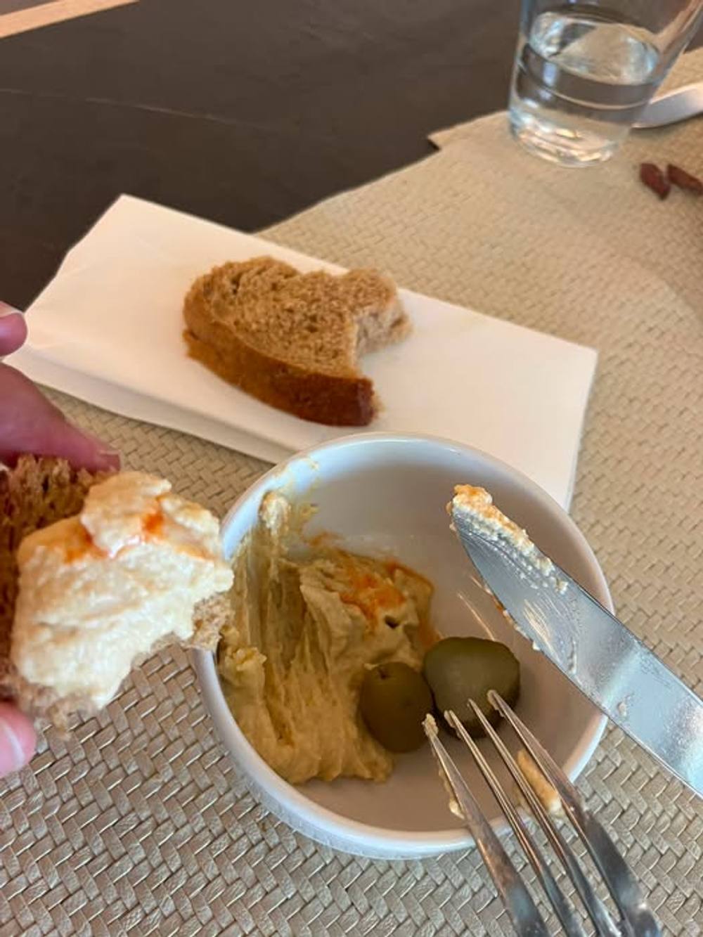 היום בארוחת הצהריים הרגשתי שנתקע לי קוץ קטן של דג, בגרון בפעם האחרונה שזה קרה לי