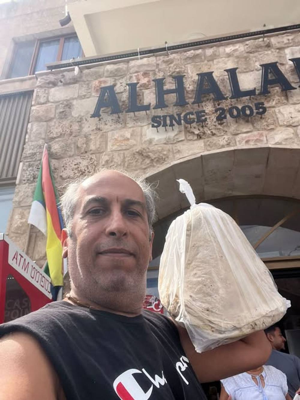 הבוקר מוקדם, מחוץ למאפייה, ראיתי בן-אדם מעמיס לרכב, חבילה ענקית, של 100 לאפה דרו