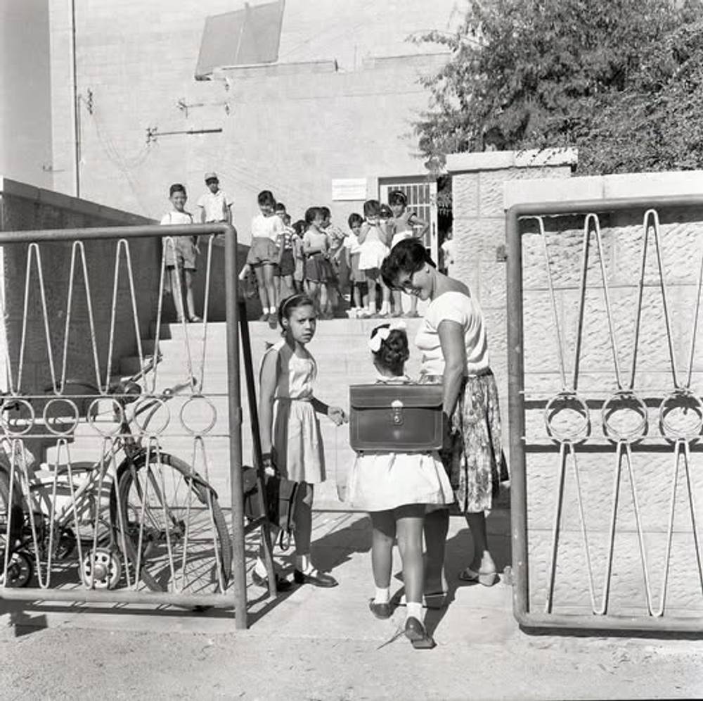 ילקוט מלבני, עשוי מעור קשיח בצבע אדמדם, עם פינות חדות ועליהן כיסוי מתכתי, מחודד 