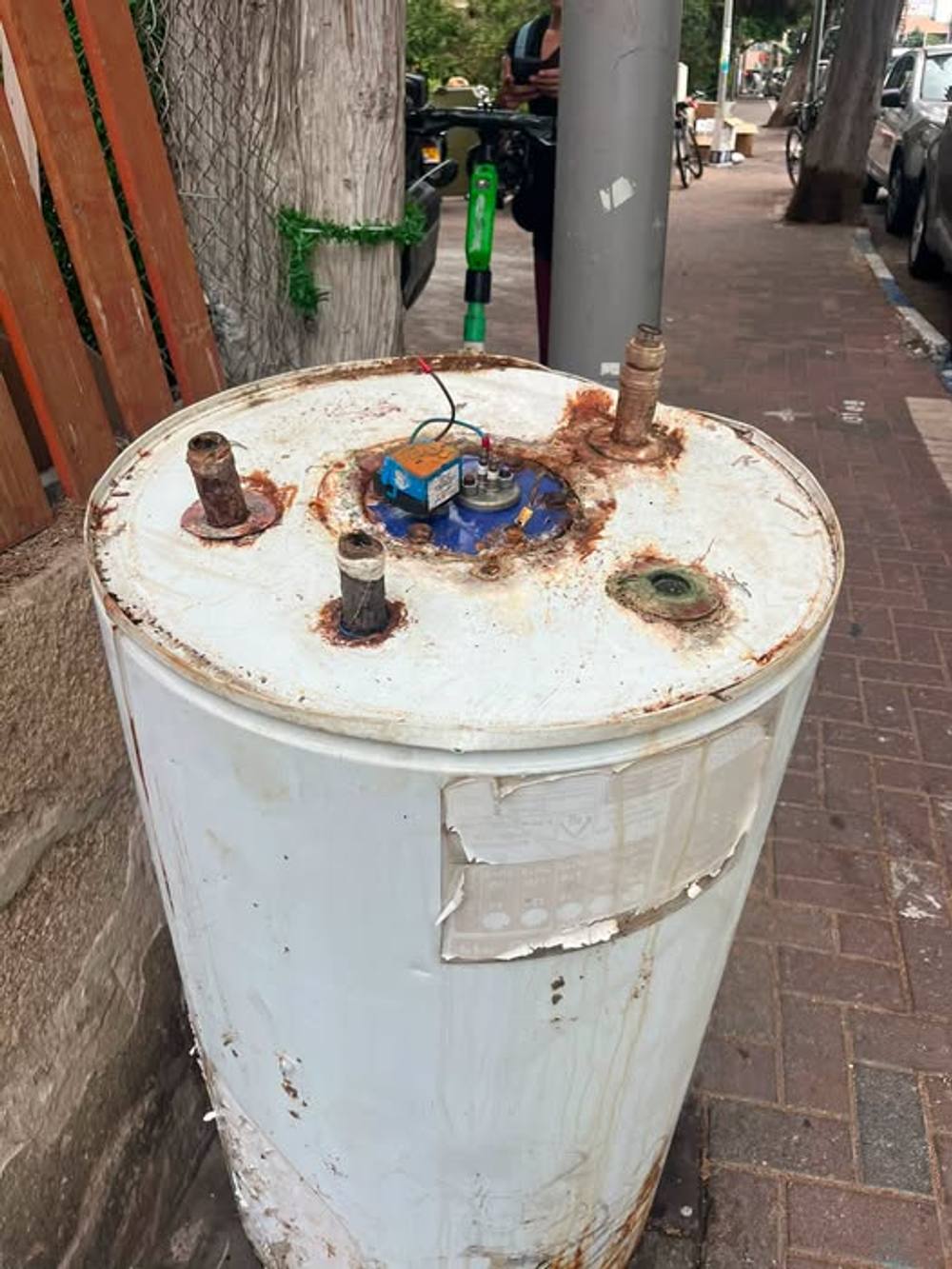 קצת לפני קום המדינה, איזה סבא אחד חכם, הקים בת״א מפעל לדודיםככל שהמדינה גדלה, כך