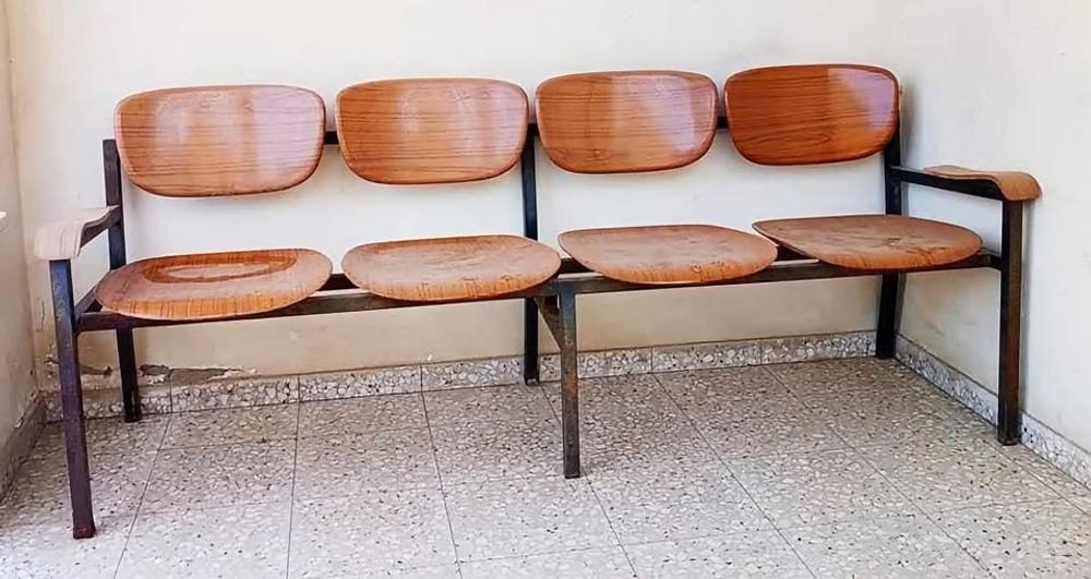 חורף, קמתי מהמיטה מצונן, בגלל שערב קודם שחקתי כדורגל בגשם, ואמא שלי לוקחת אותי ל