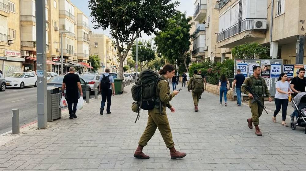 יוצא הבוקר מהבית למשרד, כולה כמה מטרים ברגל, רואה בדרך מילואימניקית על מדים, עם 