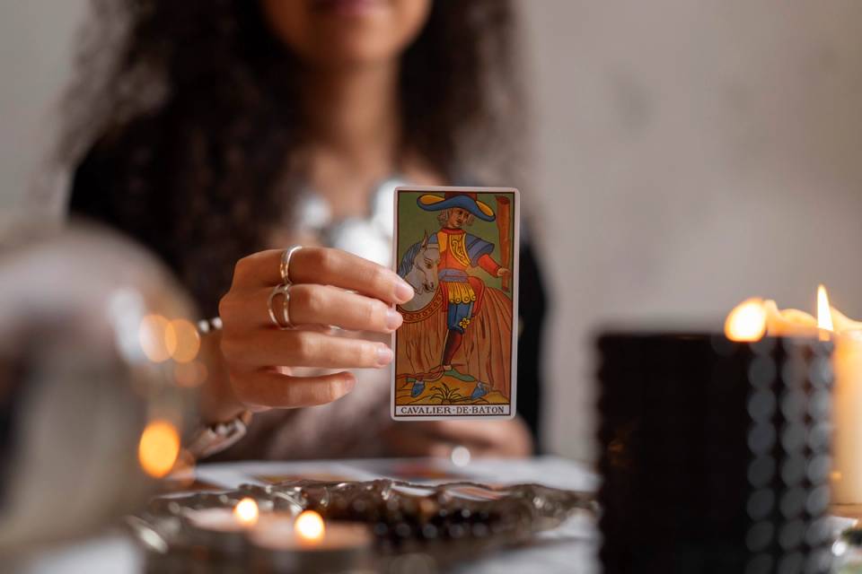 Tarot for Your Urgent Decisions: How to Read the “Yes or No” Spread?