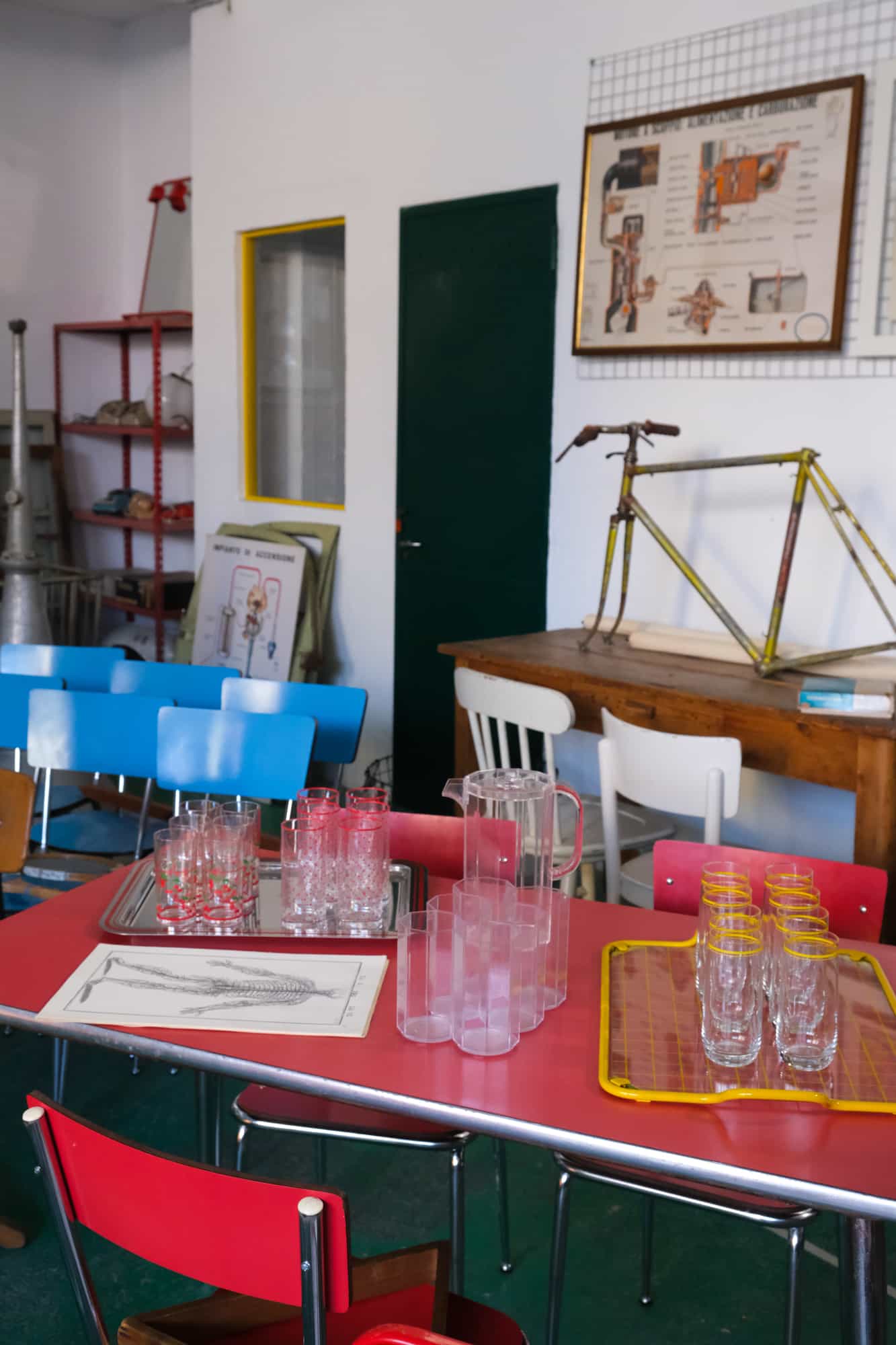 Interno dello store HEP Vintage Club con arredi anni ’70