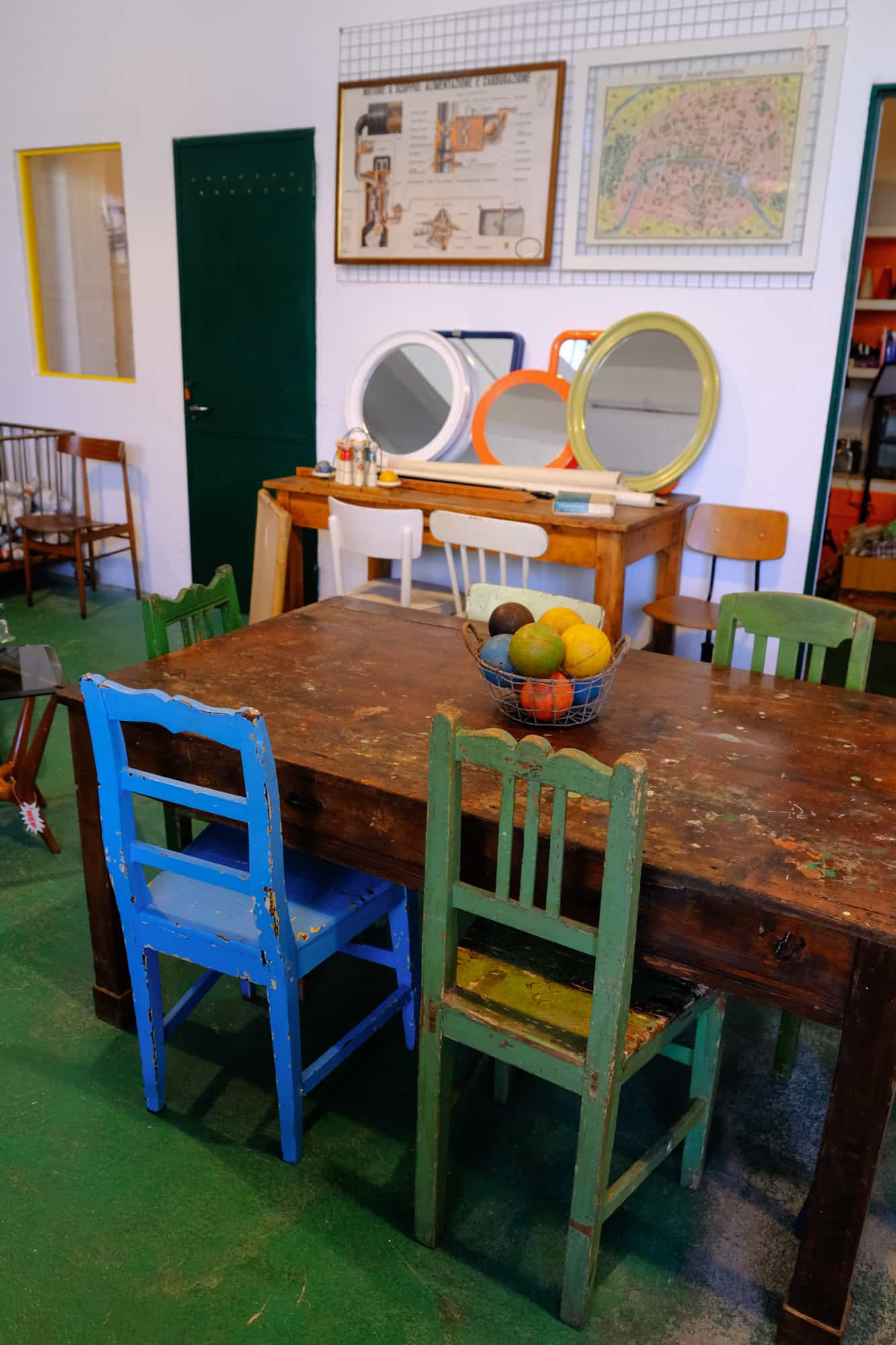 Interno dello store HEP Vintage Club con arredi anni ’70