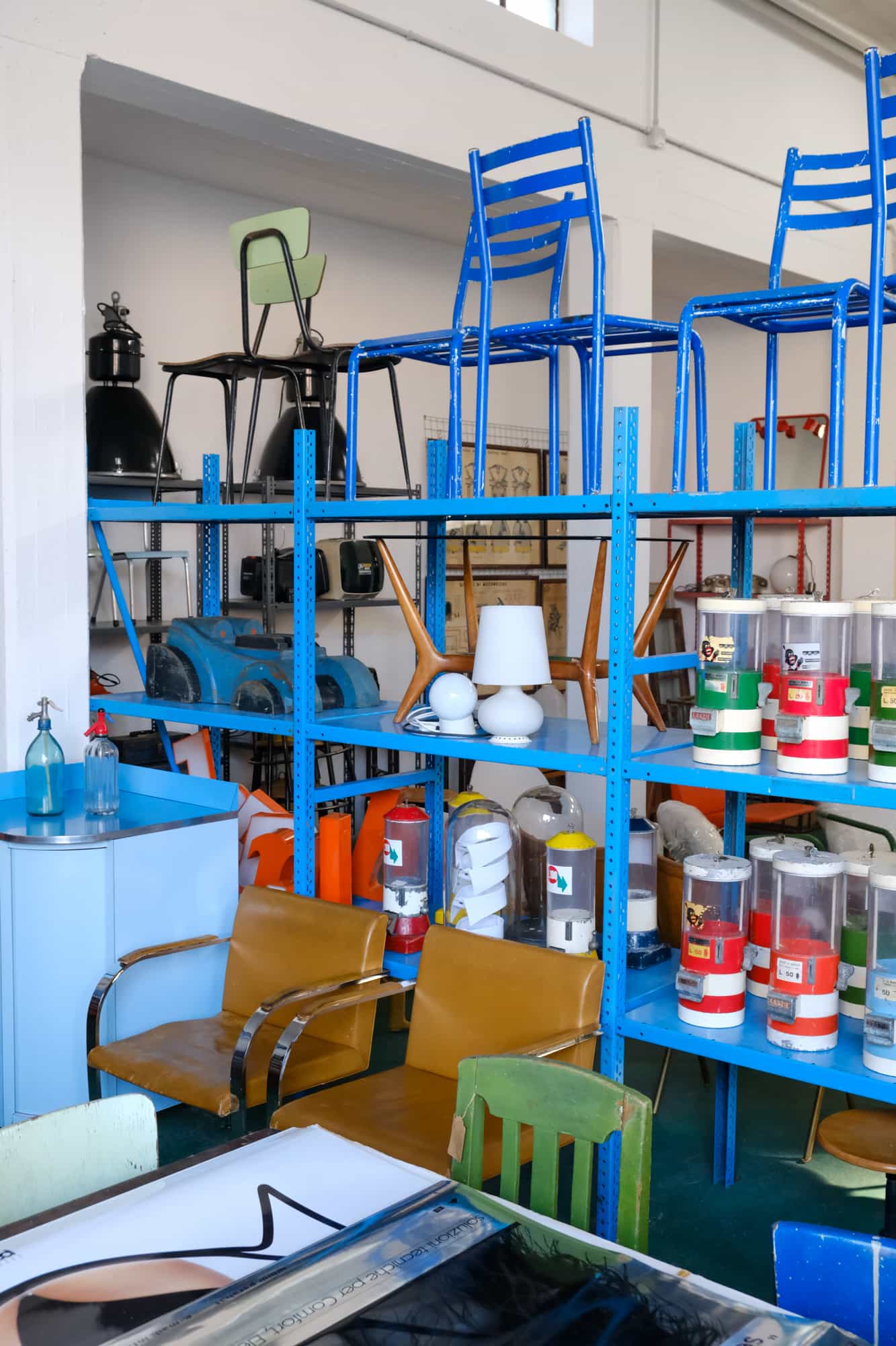 Interno dello store HEP Vintage Club con arredi stile industrial