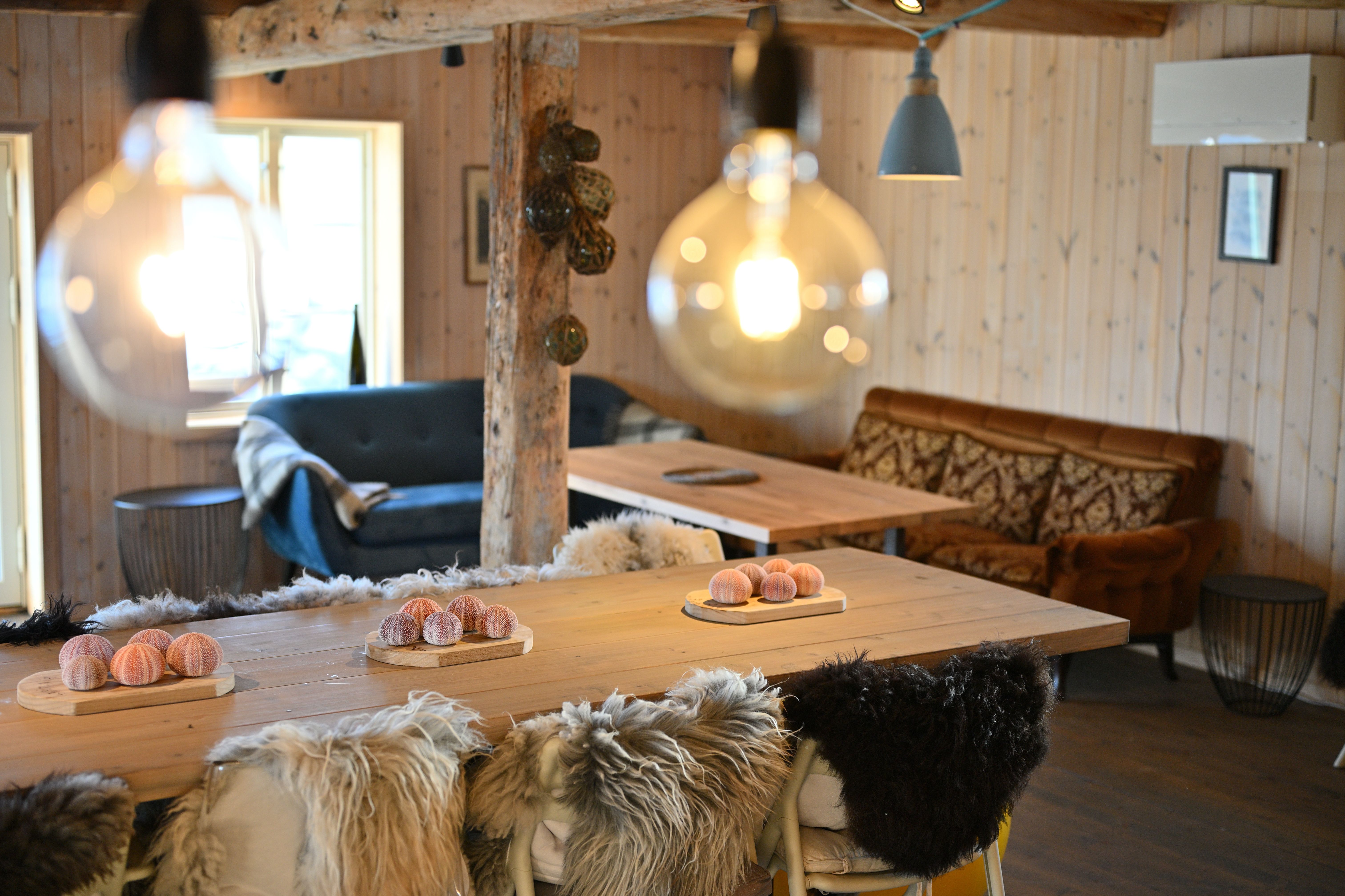 A spacious open air mountain lodge dining room and lounge at Arctic Coliving in Henningsvær in Lofoten in Arctic Norway
