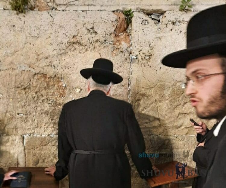 In the Shadow of Terror -- R' Berland Prays for Am Yisrael at the Kotel