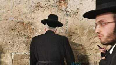 In the Shadow of Terror -- R' Berland Prays for Am Yisrael at the Kotel