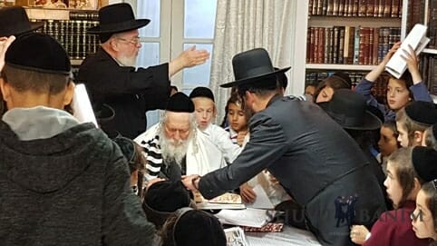 הרב ברלנד שליט"א בשיעור לילדי תלמוד התורה נחמת ציון