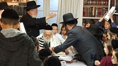 הרב ברלנד שליט"א בשיעור לילדי תלמוד התורה נחמת ציון