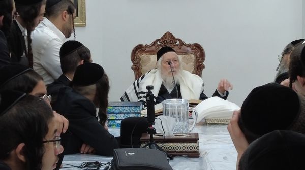 תמונה מהשיעור של מורנו הרב ברלנד שליט