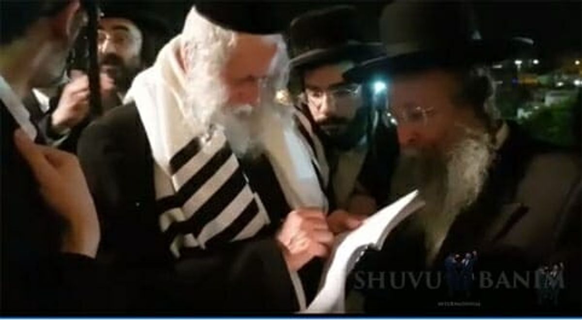 בלעדי: הגר"א ברלנד שליט"א בכתיבת הקדשה לספר של בן הצדיק הנסתר הרב גולן