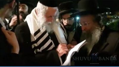 בלעדי: הגר"א ברלנד שליט"א בכתיבת הקדשה לספר של בן הצדיק הנסתר הרב גולן