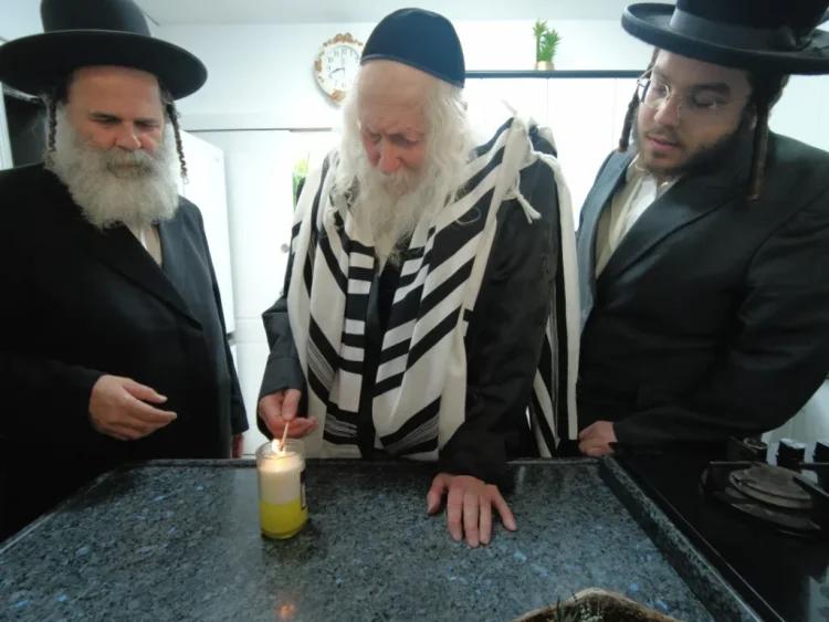 36 Years Since the Passing of Rabbi Levi Yitzchak Bender -- Rav Berland Lights Candle for his Rabbi