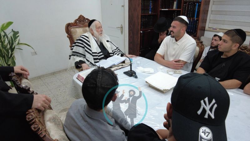 מורנו הרב אליעזר ברלנד שליט"א בראש השולחן מול הקהל