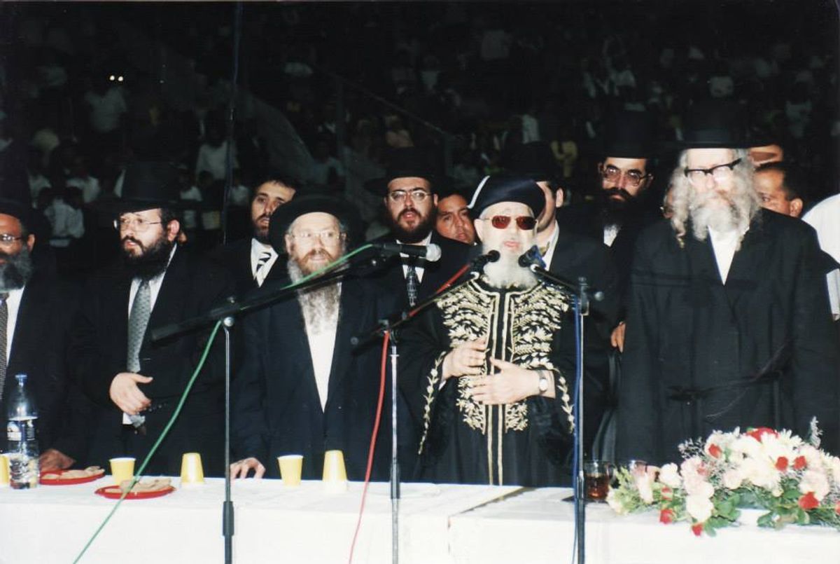 Le Rav Ovadia Yossef, le Rav Eliezer Berland et le Rav David Batzri au rassemblement de Yad Eliyahou 5760